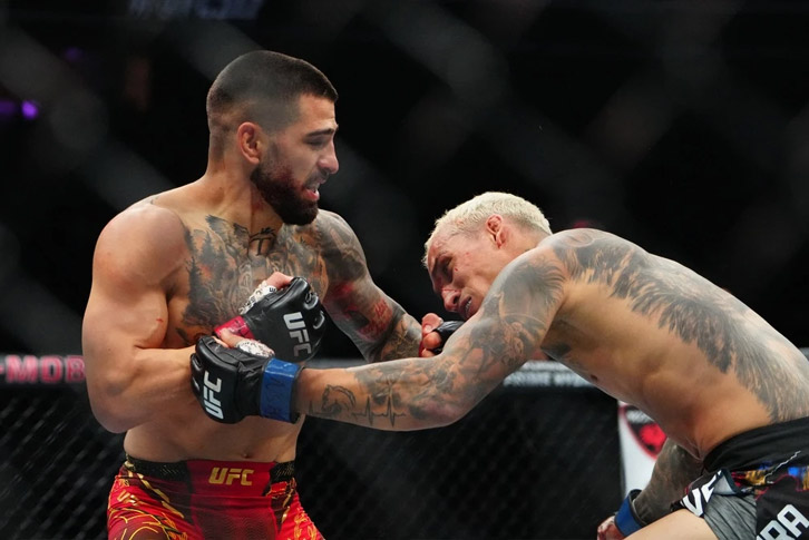 Ilia Topuria bước vào lồng bát giác UFC, tranh đai lightweight với Justin Gaethje