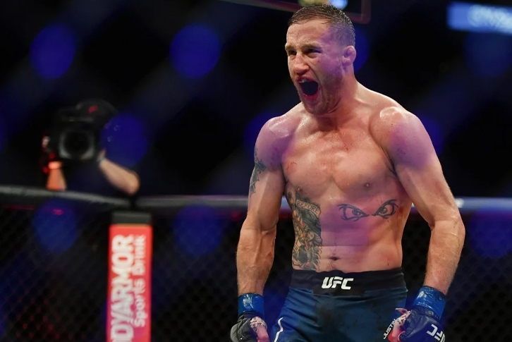 Justin Gaethje đứng trong lồng bát giác, thể hiện phong thái thi đấu quyết liệt