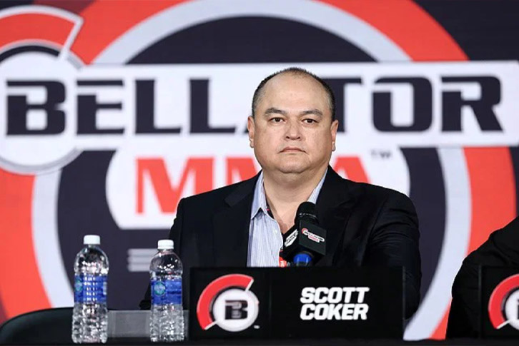 Scott Coker phát biểu tại một sự kiện thể thao