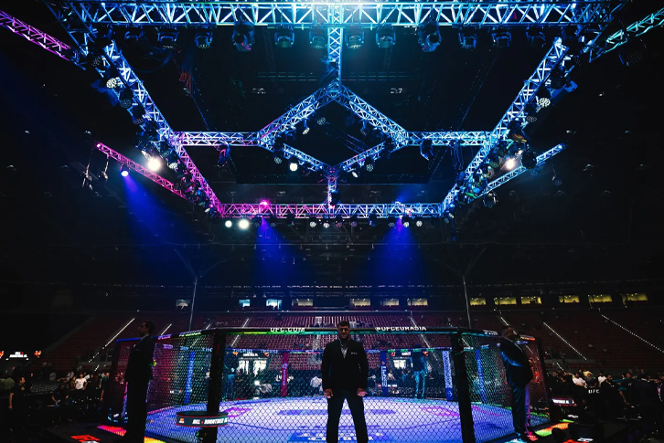 Trận đấu UFC trên võ đài với không khí khán giả cuồng nhiệt tại sự kiện lớn