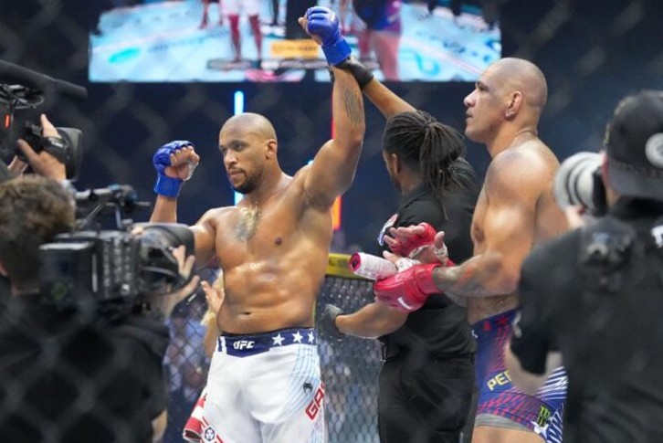 Ciryl Gane hạ knock-out Alex Pereira, giành đai tạm thời hạng nặng UFC tại UFC Freedom 250
