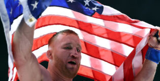 Justin Gaethje tạo địa chấn tại UFC Freedom 250, hạ Ilia Topuria để trở thành nhà vô địch hạng nhẹ UFC