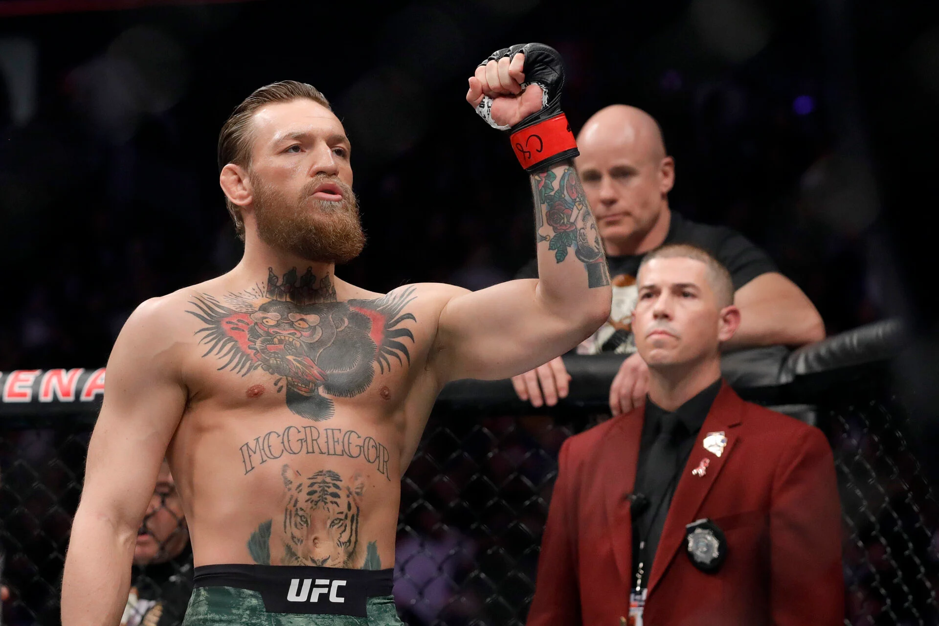 Conor McGregor hạ gục Justin Gaethje sau khi nhà vô địch tuyên bố muốn ‘đấm vào mặt anh ta’