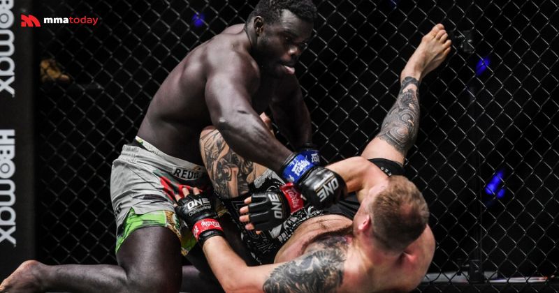 Ground & Pound áp đảo và đòn khóa siết linh hoạt trên thảm sàn BJJ