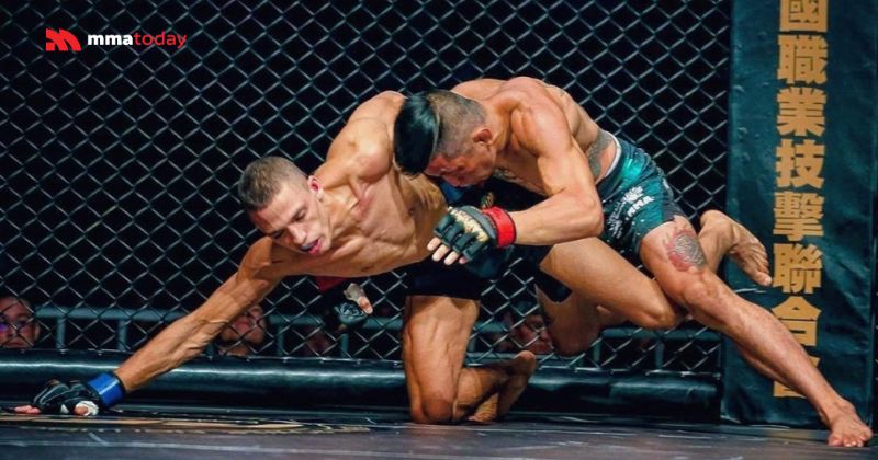 Whizzer trong MMA: Kỹ thuật bẻ trục chống vật ép lồng